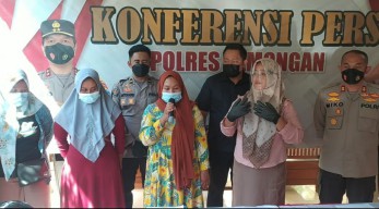 Emak-emak Tutup Nopol Pakai Celana Dalam, Jadi Duta ETLE Polres Lamongan