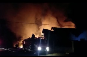 Gudang di Bondowoso Terbakar, Dua Truk Hangus Tersambar