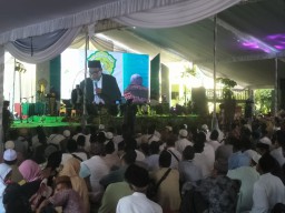 Berburu Berkah, Ribuan Orang Hadiri Haul KH Moh Sholeh di Bojonegoro