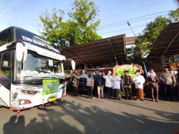 Ning Ita Berangkatkan CJH Kota Mojokerto, Dua Orang Hampir Tertinggal