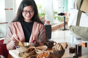 Mahasiswa UK Petra Surabaya Olah Ampas Kopi Jadi Pewarna Alami