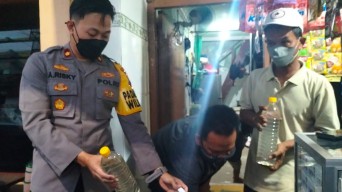 Polsek Sawahan Gerebek Toko Miras di Surabaya, Amankan Penjual dan Pegawai