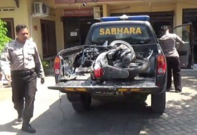 Kabur Usai Beraksi, Motor Pencuri Burung Diseruduk Mobil Masuk Parit di Jombang