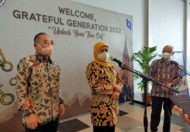 Ribuan Mahasiswa UK Petra Surabaya Dapat Wejangan Gubernur Khofifah