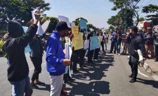 Jelang Sidang Tuntuan JEP, Kejari Kota Batu Ramai Unjuk Rasa