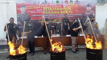 Kejari Pasuruan Musnahkan Barang Bukti Senilai Rp2 Miliar
