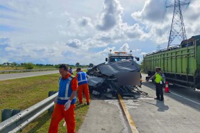 Pilihan Pembaca: Innova Tabrak Truk, Loncat dari Suramadu, Pikap Terguling