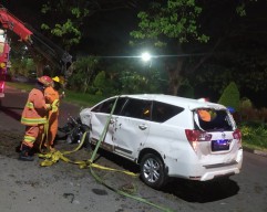 Innova Tabrak Pembatas Jalan di Depan Unesa, Begini Kondisi Pengemudinya