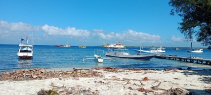 Tanpa Dermaga, Kapal Perintis Jemput Penumpang di Tengah Laut Pagerungan Sumenep