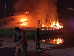 2 Kapal Pinisi Terbakar di Pelabuhan Kalimas Surabaya, Satu Karam
