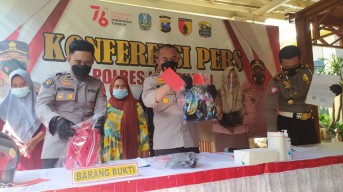 Tutupi Plat Nomor Kendaraan Pakai CD, Emak-emak di Lamongan Diamankan Polisi