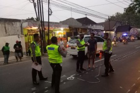Motor Tabrak Truk Tronton di Wonorejo Pasuruan, Satu Orang Tewas