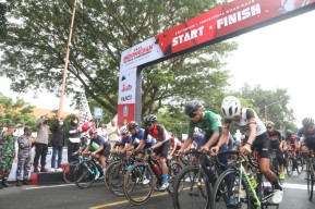 Kejurnas INC 2022, Bupati Ipuk Lepas Pembalap di Nomor Criterium