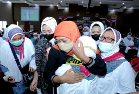 Sambut Kedatangan Jemaah Haji, Khofifah Pantau Langsung Skrining Kesehatan