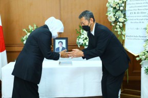Mantan PM Shinzo Abe Wafat,  Khofifah Sampaikan Belasungkawa ke Konjen Jepang