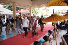 Gelaran Ritual 1 Suro, Mas Dhito Ikuti Kirab di Pamuksan Sri Aji Joyoboyo