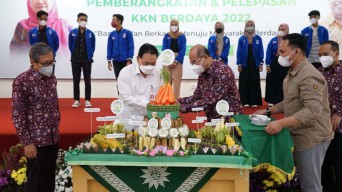 UMS Berangkatkan 1.026 Mahasiswa KKN ke 6 Kabupaten di Jatim hingga Papua