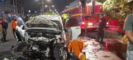 2 Kecelakaan di Surabaya: Tabrak Motor, Pengemudi Kabur hingga Mobil Tercebur