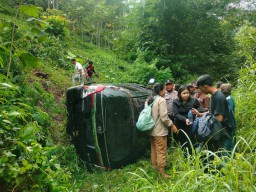 Mobil Wisatawan Asal Bali Terjun ke Jurang Kawasan Wisata Kawah Ijen