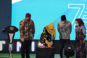 Mas Dhito Sajikan Nanas Kelud, Khofifah Sebut Terlezat Se-Indonesia