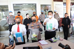 Tangkap 2 Tersangka di Banyuwangi, Polisi Sita Hampir 1 Kg Sabu