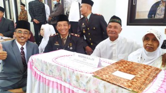 Full Senyum! Kakek 6 Cucu Ikut Nikah Massal HUT Bhayangkara di Polres Jombang