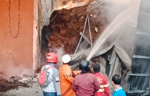 Pabrik Minyak PT Indo Oil Perkasa di Mojokerto Terbakar