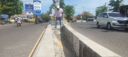 Sempat Diprotes Warga, Pembatas Jalan di Pamekasan Akhirnya Dibongkar