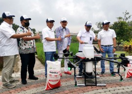 HUT Ke-50, Petrokimia Gresik Launching Pemupukan Menggunakan Drone