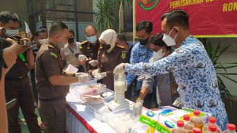 Kejari Lamongan Blender Sabu dan Ganja, Lalu Hancurkan Ponsel hingga Bakar Rokok