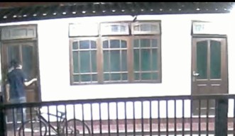 Pesepeda Ontel Terekam CCTV Kuras Isi Kotak Amal Musala di Kediri