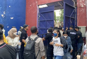 Tiket Online di Stadion Brawijaya Kediri Terkendala, Penonton Terobos Barikade