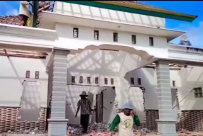 Bercerai dengan Istri, Pria di Pamekasan Robohkan Rumah Pakai Alat Berat