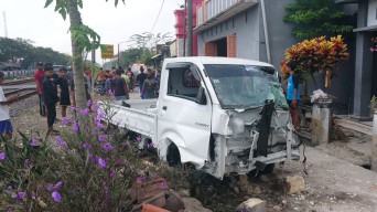 Pikap Tersambar KA di Lamongan, Terseret hingga 20 Meter