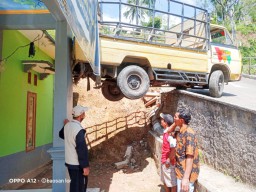 Bawa Rombongan Pengantin, Pikap di Ponorogo Tersangkut di Atap Rumah