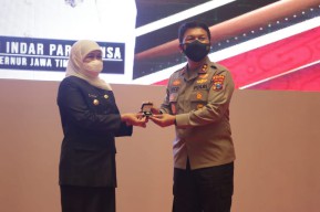 Gubernur Jatim Terima Pin Emas Kehormatan dari Kapolri