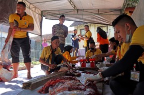 Polisi di Bondowoso Bagikan 600 Paket Daging Kurban untuk Masyarakat