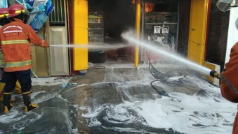 Pom Mini di Sidoarjo Terbakar Gegara Korsleting, 2 Mobil PMK Diterjunkan