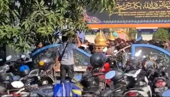 Jemput Paksa MSAT di Pondok Ploso, Kasat Reskrim Jombang Disiram Air Panas