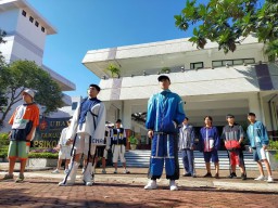Melihat dari Dekat Busana Berteknologi Scanable AR Rancangan Mahasiswa FIK Ubaya