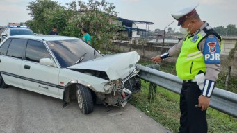 Alami Pecah Ban, Mobil Sedan Tabrak Pengaman Jalan Tol Jombang