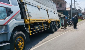 Truk Parkir di Pasuruan Mundur Tabrak 2 Kendaraan dan Warung, 1 Orang Tewas