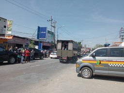 2 Truk Pengangkut Massa Pendukung MSAT Kembali Keluar dari Ponpes Sidiqiyah