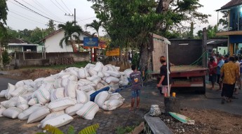 Truk Terguling di Pertigaan Bangorejo Banyuwangi, Muatan Sekam Tutup Jalan
