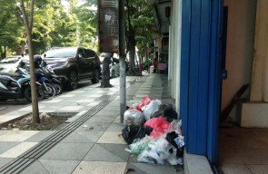 Potret Tumpukan Sampah di Trotoar Jalan Kertajaya Surabaya