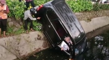 Mobil Avanza Dikemudikan Wanita Tercebur Sungai di Rungkut, Surabaya