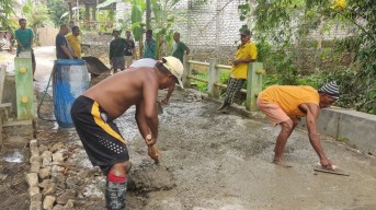 Warga Kangenan Pamekasan Rela Patungan Perbaiki Jalan Rusak