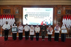Dedikasi Tinggi Ning Ita di Bidang Kependudukan Diganjar Penghargaan oleh BKKBN