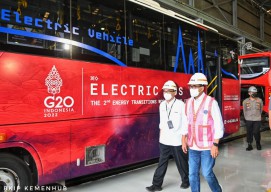 Menhub Cek Progres Produksi Bus Listrik Merah Putih untuk G20