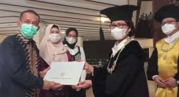 Cerita Haru dari UGM, Seorang Ayah Wakili Wisuda Anaknya yang Meninggal